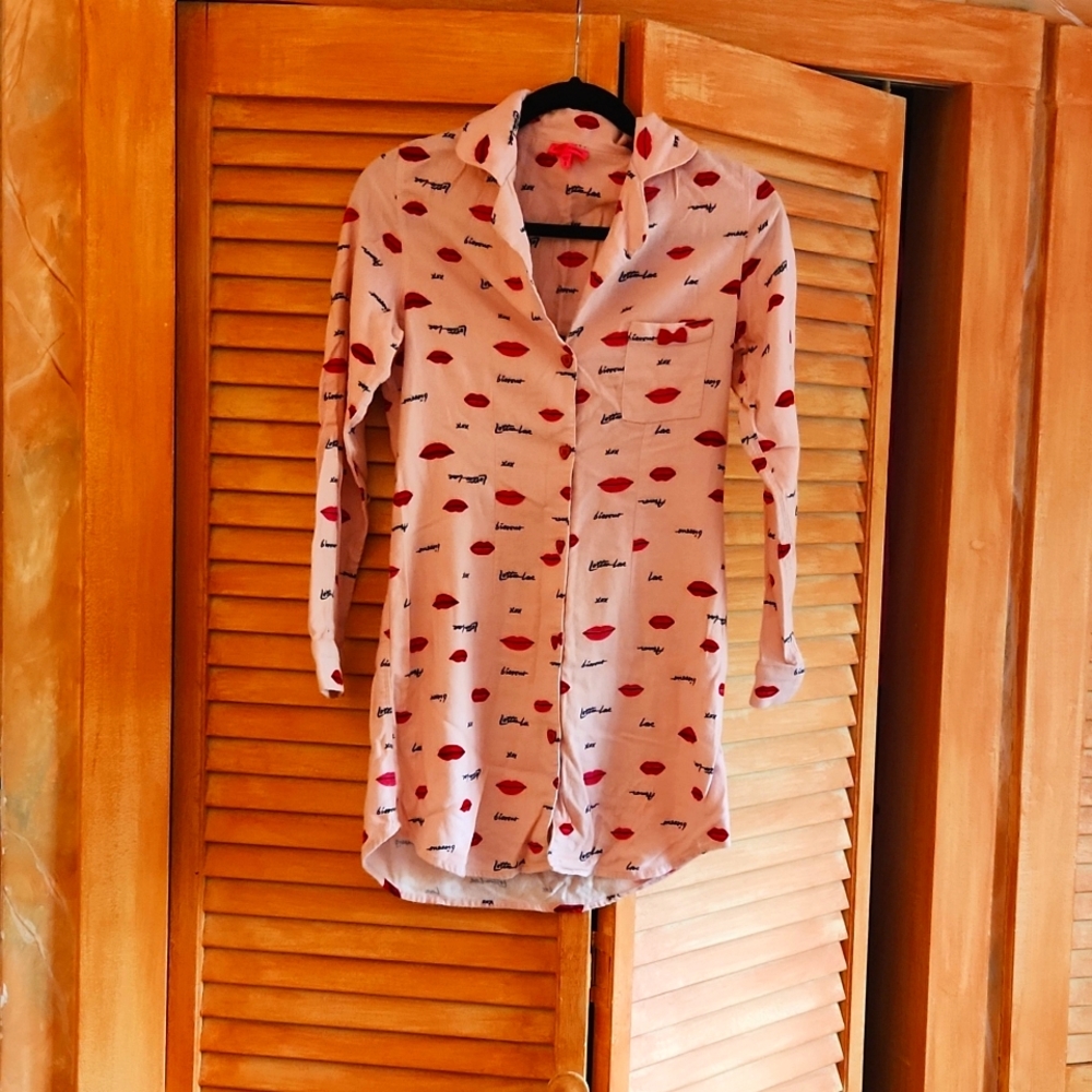 Betsy Johnson night shirt